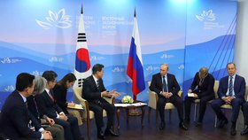 Vladimír Putin se ve Vladivostoku sešel s jihokorejským prezidentem Mun Če-inem.