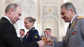 Prezident Vladimir Putin si připíjí se svým ministrem obrany Sergejem Šojgu.