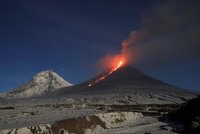 Obří sopka chrlí až 10 kilometrů vysoký sloup popela. Úřady na Kamčatce zavřely školy