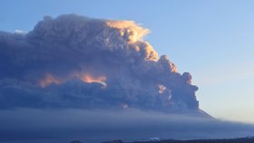 Sopka Ključevskaja na ruském poloostrově Kamčatka vychrlila sloup popela do výše až deseti kilometrů nad hladinou moře. (1.11.2023)