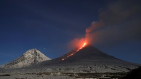 Sopka Ključevskaja na ruském poloostrově Kamčatka vychrlila sloup popela do výše až deseti kilometrů nad hladinou moře. (1.11.2023)