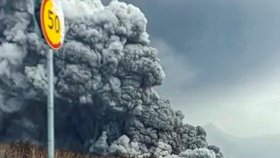 Silná erupce sopky Šiveluč na ruském poloostrově Kamčatka na Dálném východě.