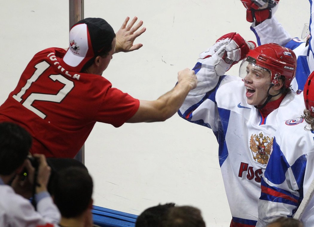 Rusové zařídili dokonalý obrat a ve finále MS do 20 let porazili Kanadu 5:3.