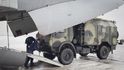 Příprava ruského vojenského vozidla na let do Kazachstánu