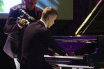 Nemá prsty a hraje na klavír: Ruský sirotek ohromil svět
