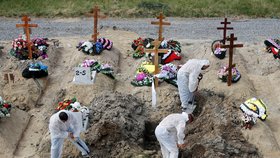 Pohřbívání obětí pandemie covidu v Rusku (červenec 2021)