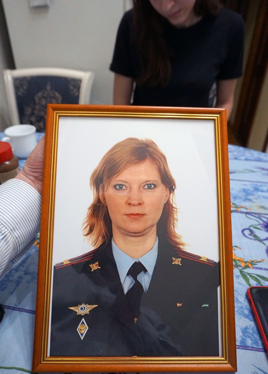 Ruská policistka vyskočila z okna, když ji léčili s koronavirem. Rodina tomu nemůže uvěřit.