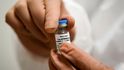 Koronavirus v Rusku: Zdravotnický personál se nechává očkovat údajnou vakcínou Sputnik V. (11.11.2020)