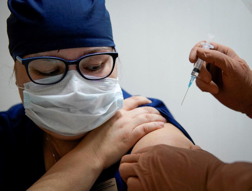 Koronavirus v Rusku: Zdravotnický personál se nechává očkovat údajnou vakcínou Sputnik V. (11.11.2020)