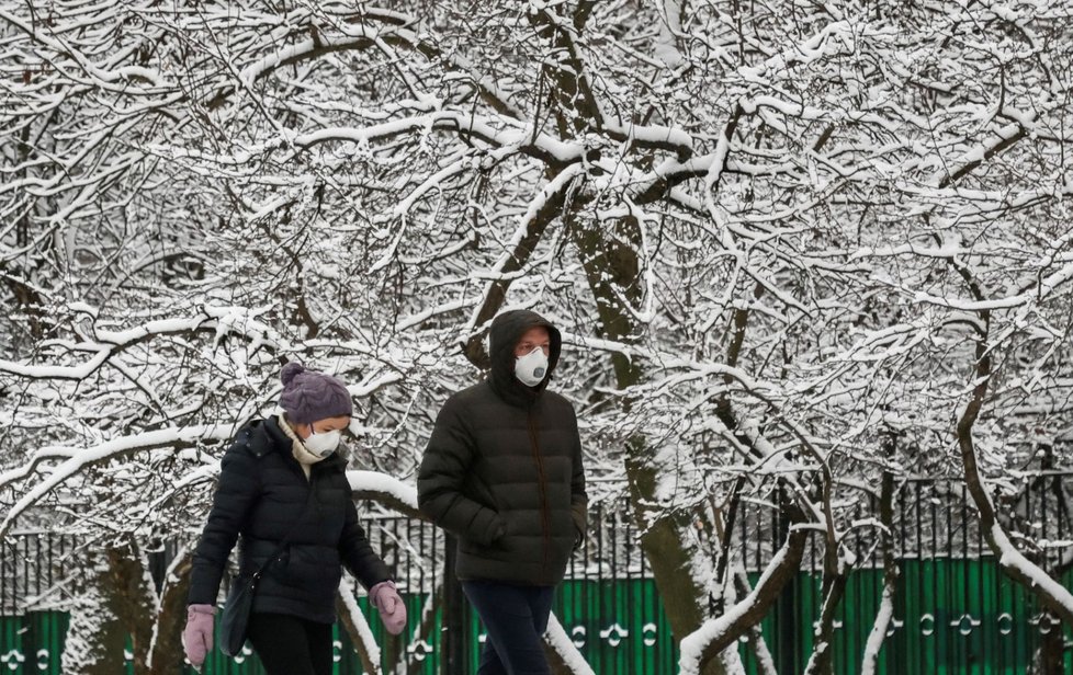 Koronavirus v Rusku. Lidé nosí na procházky ochranné roušky nebo respirátory, v Moskvě hustě sněžilo. (21. 11. 2020)