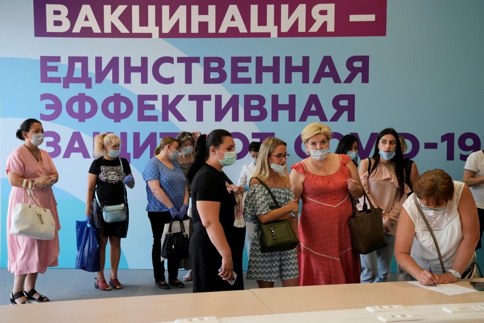 Rusko očkuje cizince pracující v zemi proti koronaviru