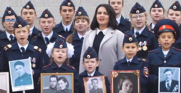 Poslankyně Anna Kuvyčková nazpívala se sborem píseň pro Putina.