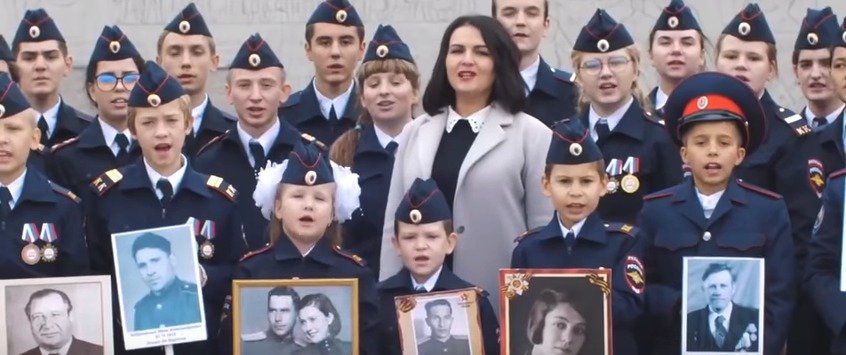 Poslankyně Anna Kuvyčková nazpívala se sborem píseň pro Putina.