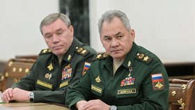 Ministr obrany Šojgu a velitel generálního štábu Gerasimov u Vladimira Putina, 27. února.