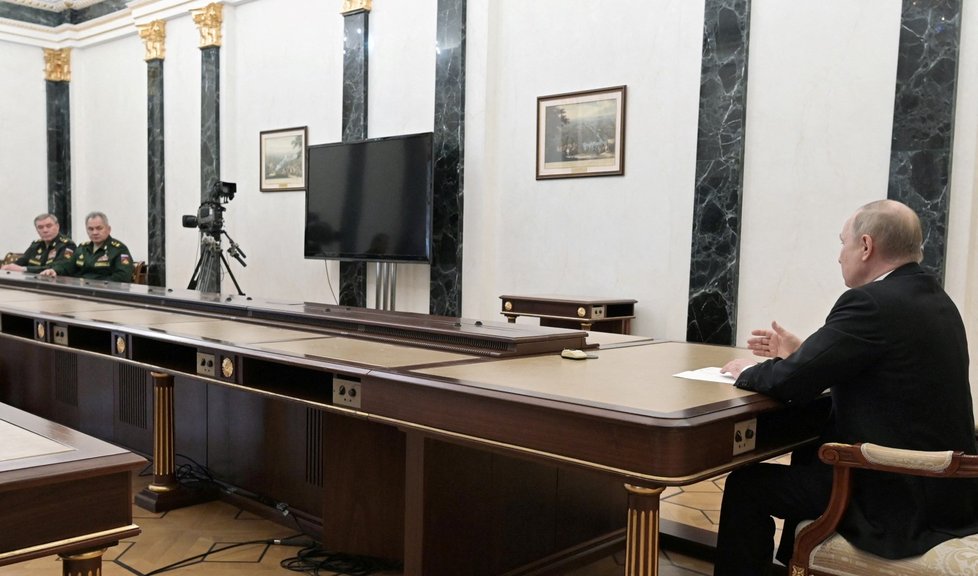 Ministr obrany Šojgu a velitel generálního štábu Gerasimov u Vladimira Putina, 27. února.