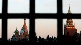 Ruský Kreml skrze zamřížované okno
