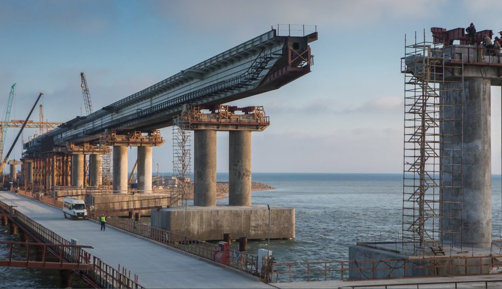 Stavba mostu přes Kerčský průliv byla dokončena.