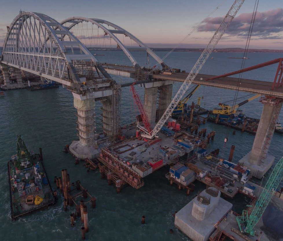 Šesti firmám z Ruska a Krymu, které se podílely na výstavbě mostu z ruské pevniny přes Kerčský průliv na Krym, Evropská unie zmrazila jejich evropský majetek