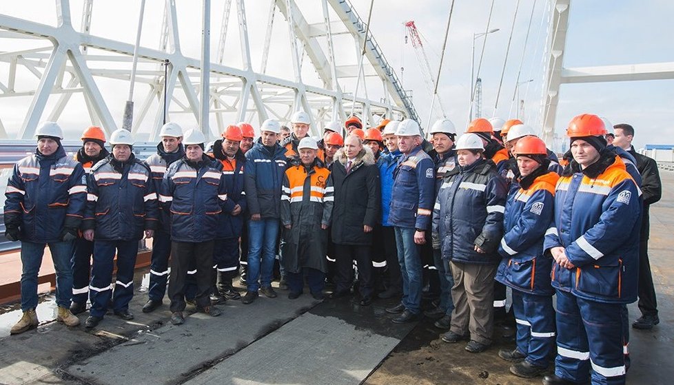 Prezident Vladimír Putin se stavaři Krymského mostu.