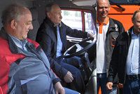 Nepřipoutaný Putin řídil kamion, předpisy ale prý neporušil