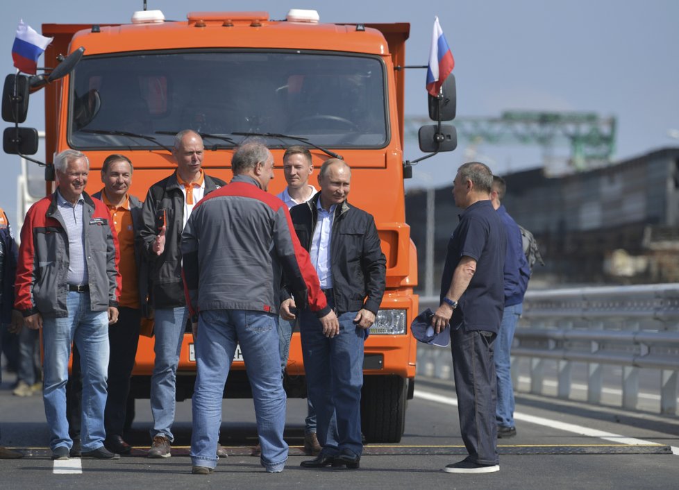 Asi 19 kilometrů dlouhý most, který Krymu poskytuje železniční i silniční spojení přes ostrov Tuzla s Tamaňským poloostrovem v ruském Krasnodarském kraji, otevřel Putin osobně letos v květnu