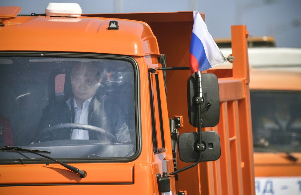Putin otevřel Krymský most v čele kolony kamionů, při řízení se ale nepřipoutal.