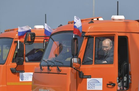 Provoz Krymského mostu zahájil slavnostní jízdou ruský prezident Vladimir Putin.