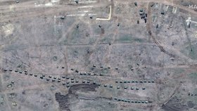 Rusové k hranicím s Ukrajinou přesouvají vojenskou techniku, odhalily satelitní snímky.