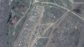 Rusové k hranicím s Ukrajinou přesouvají vojenskou techniku, odhalily satelitní snímky.
