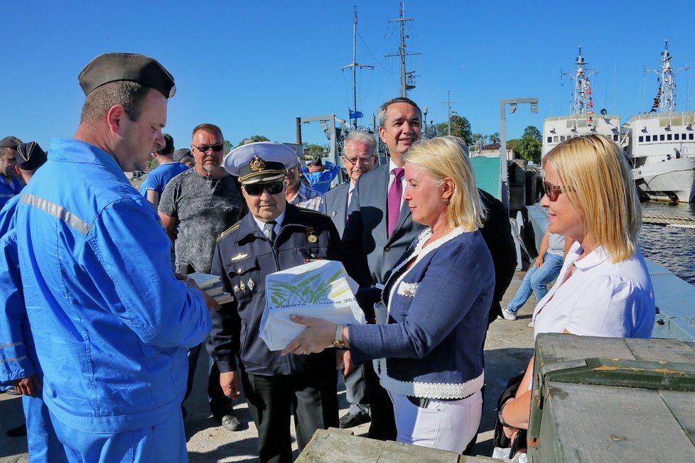 Larisa Serguchinová při spouštění &#34;své&#34; ponorky Veliký Novgorod.