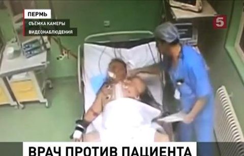 Šokující video: Lékař umlátil pacienta na lůžku! Byl jsem přepracovaný, tvrdí