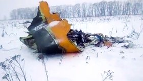 Trosky ruského letadla An-148, které se v neděli 11. února zřítilo krátce po startu z letiště Domodědovo, při havárii zahynulo všech 71 lidí na palubě
