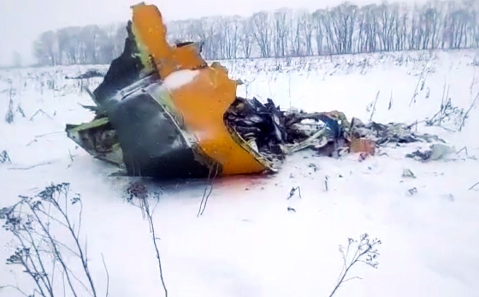Trosky ruského letadla An-148, které se v neděli 11. února zřítilo krátce po startu z letiště Domodědovo, při havárii zahynulo všech 71 lidí na palubě