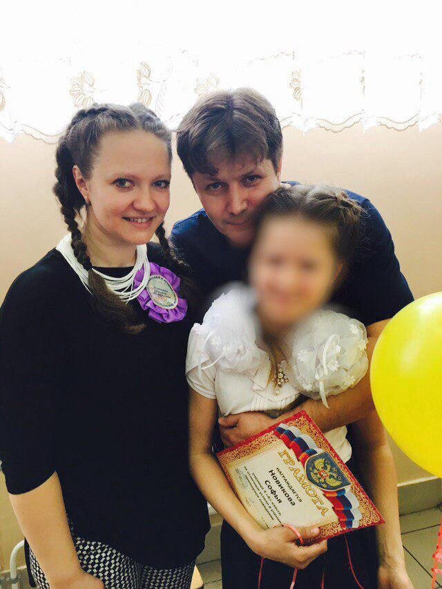 Xénie Novikovová s manželem Jevgenijem a dcerou Sofií, která rovněž zemřela při havárii letadla.