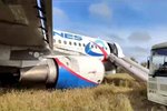Ruský Airbus nouzově přistál na poli na Sibiři