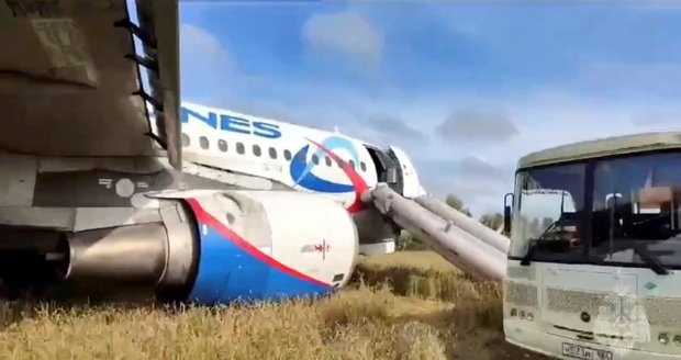 Ruské letadlo nouzově přistálo na poli! Na palubě bylo 167 lidí, letělo na Sibiř