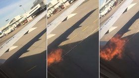 Pasažéry vyděsily plameny šlehající z motoru boeingu, kvůli otevření východu museli k výslechu.