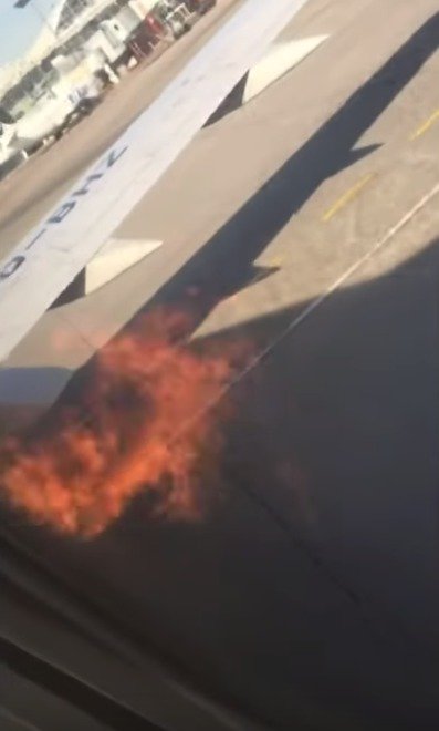 Pasažéry vyděsily plameny šlehající z motoru boeingu, kvůli otevření východu museli k výslechu.