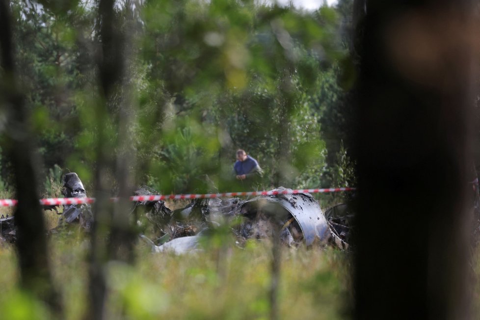 Vyšetřovatelé na místě nehody letadla Jevgenije Prigožina.