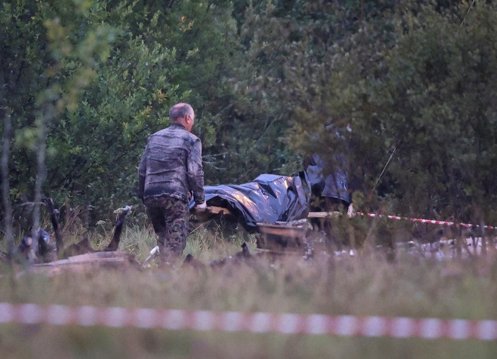 Vyšetřovatelé na místě nehody letadla Jevgenije Prigožina.