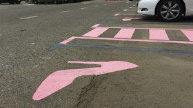„Sexistické a trapné.“ Růžová parkovací místa pro ženy nadzvedla veřejnost