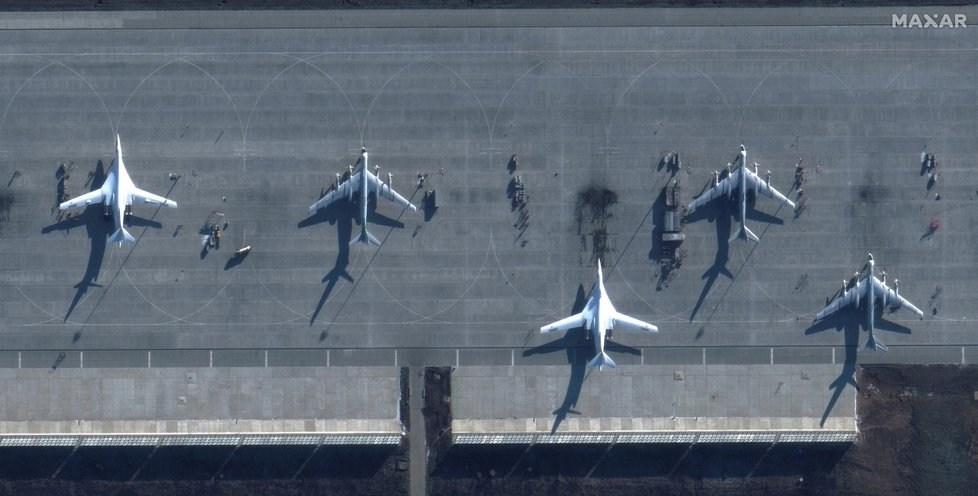 Na armádní letiště Engels v Rusku zaútočil dron, Moskva obvinila Kyjev