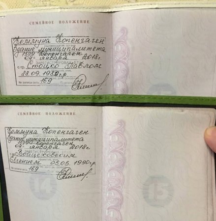 Pasy s razítky potvrzující jejich manželství.