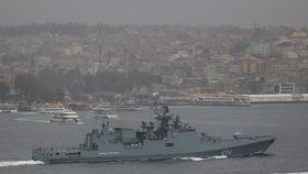Ruská fregata Admirál Gregorovič proplouvá Bosporským průlivem u Istanbulu na cestě za dalšími ruskými válečnými loděmi u syrských břehů.