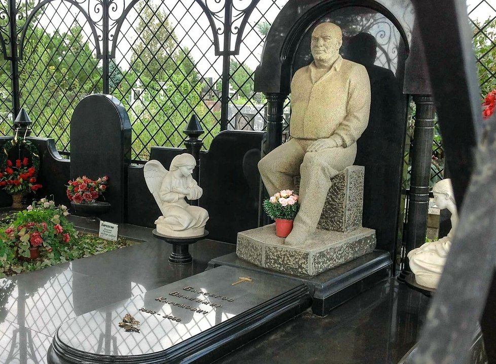 Okázalé hroby mafiánů v Rusku.
