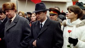 Dmitrij Jazov (vlevo) na snímku s Olegem Šeninem a jeho dcerou