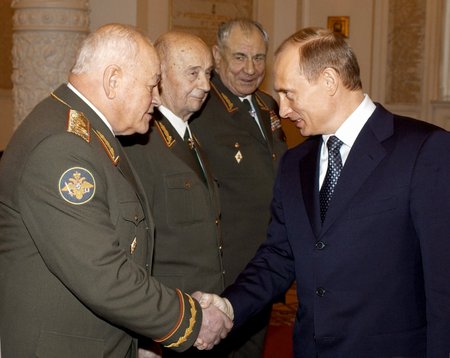 Ruský prezident Vladimir Putin s nejvyššími představiteli armády, zleva: Ifor Sergejev, Sergej Sokolov a Dmitrij Jazov.