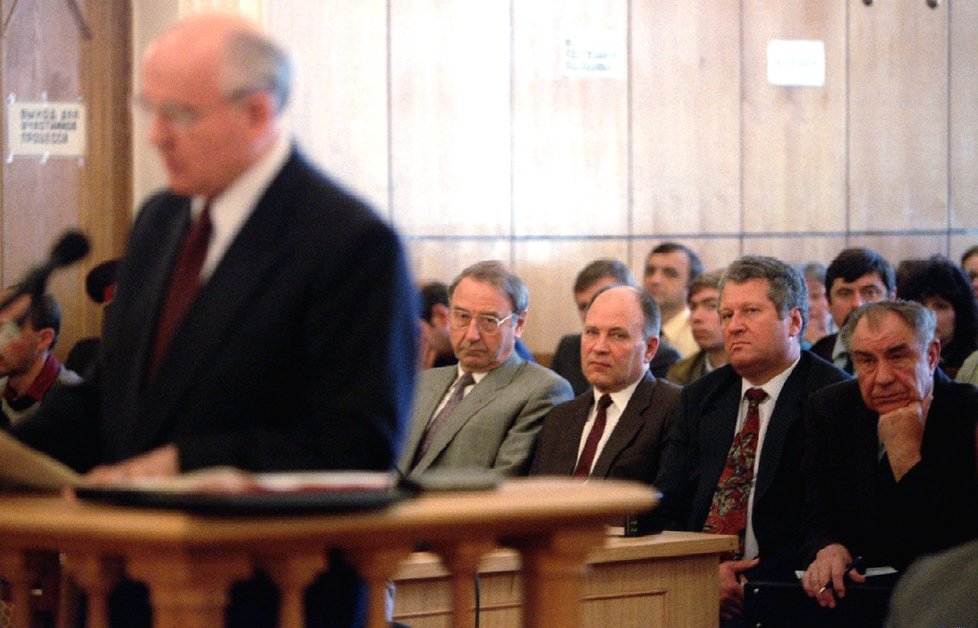 Soud s pučisty, kteří se v srpnu pokusili svrhnout Michaila Gorbačova. Zleva: Oleg Baklanov, Oleg Šenin, Vladislav Ačalov a Dmitrij Jazov. Pučisté poslouchají výpověď Gorbačova.