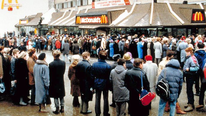 31. ledna 1990: McDonald’s otvírá svojí první restauraci v Moskvě, byla ve své době největší na světě