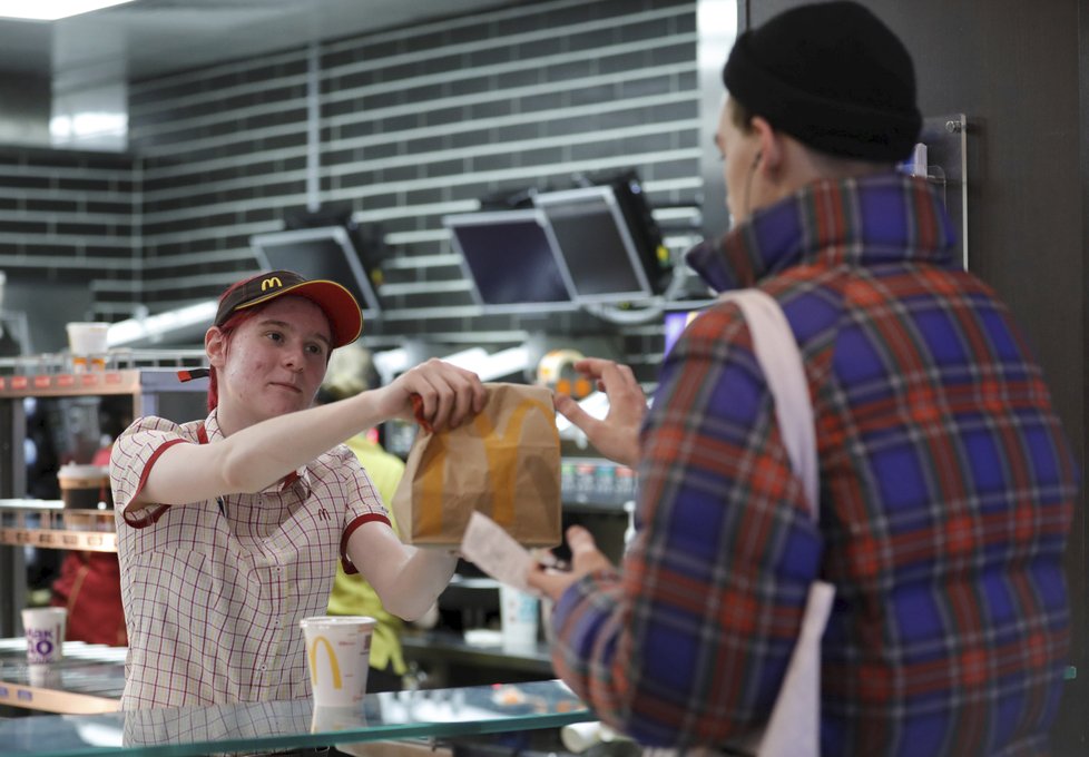 Sankce přiměly McDonald&#39;s dělat hranolky z ruských brambor